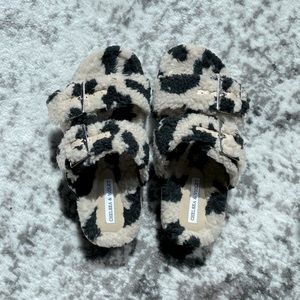 NWOT Chelsea and violet faux fur slides